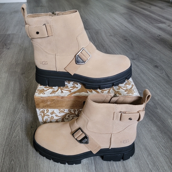 UGG Ashton Short Waterproof Boot - Picture 2 of 10